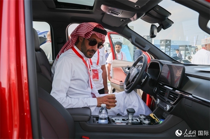 嘉賓參觀體驗山東重工產(chǎn)品。人民網(wǎng)記者 任皓宇攝