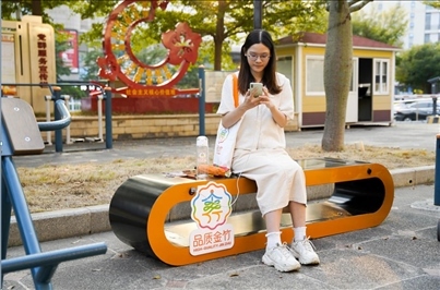 廣州增城區(qū)荔城街金竹社區(qū)的智慧座椅。（金竹社區(qū)供圖）
