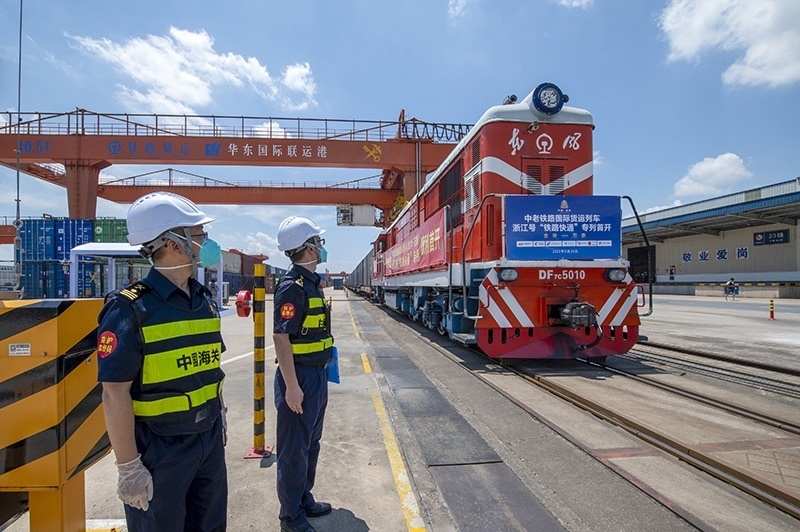 2022年6月29日，浙江金華，中老鐵路國際貨運列車浙江號“鐵路快通”首趟專列經海關監(jiān)管后，從金華南站鳴笛啟程，經磨憨口岸駛向老撾萬象。