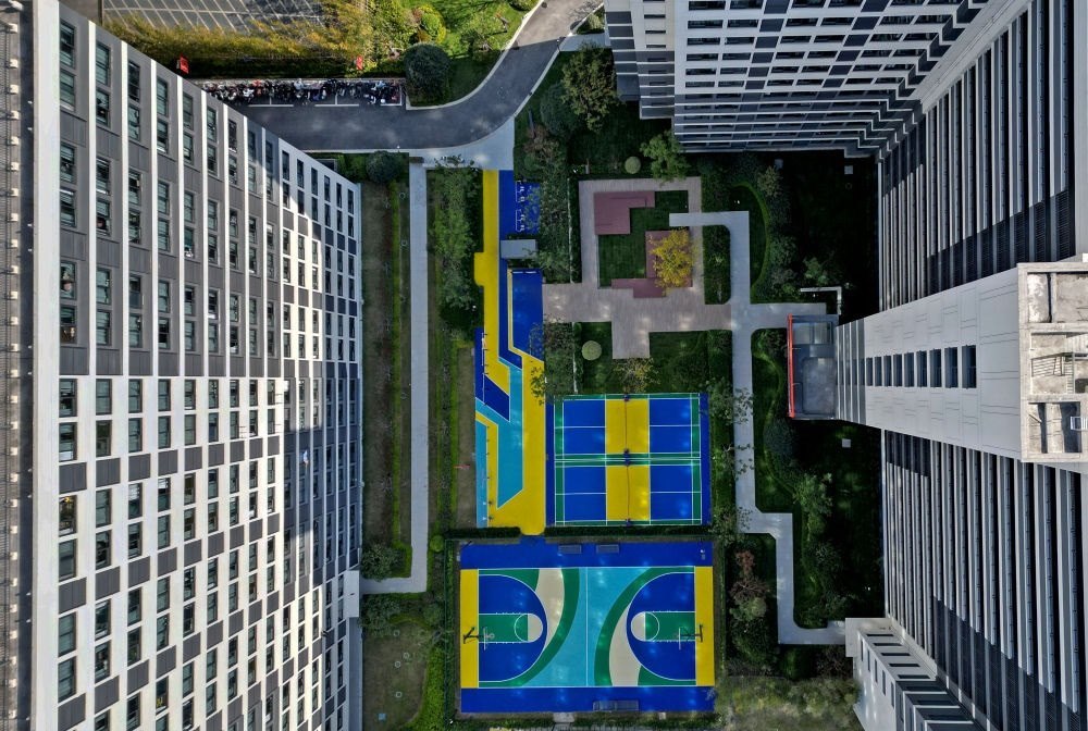 社區(qū)內(nèi)的運(yùn)動場地設(shè)施（無人機(jī)照片）。