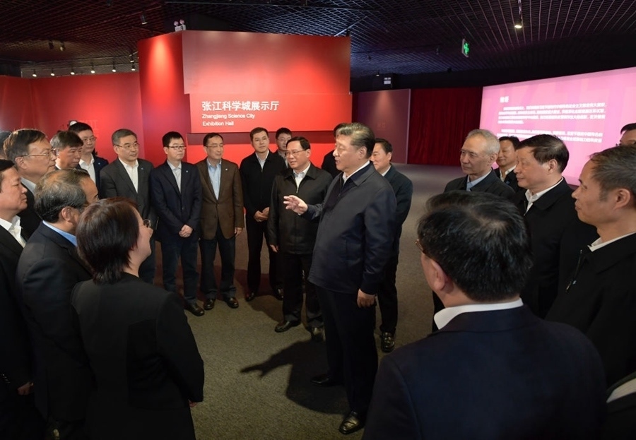 2018年11月6日，習(xí)近平在上海張江科學(xué)城展示廳考察時，同在場的科技工作者親切交談。