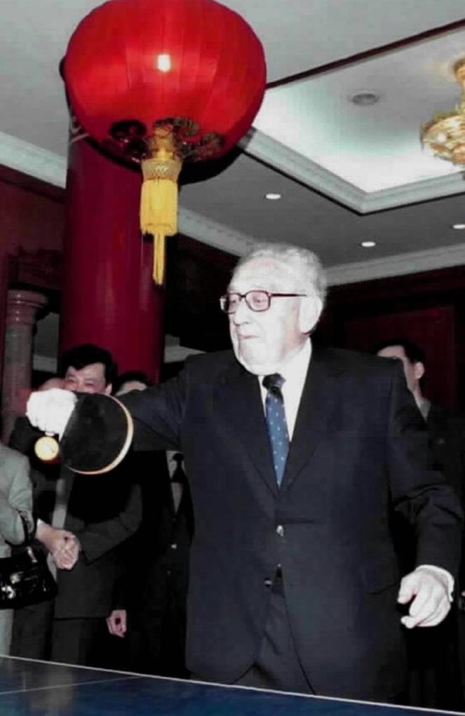 2001年3月18日，基辛格在中國(guó)人民對(duì)外友好協(xié)會(huì)紀(jì)念中美“乒乓外交”30周年的招待會(huì)開(kāi)始前揮拍助興。新華社發(fā)