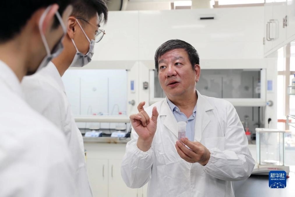 中國科學院院士、國家自然科學獎一等獎得主趙東元在復旦大學實驗室里指導學生（2023年9月2日攝）。新華社記者 劉穎 攝