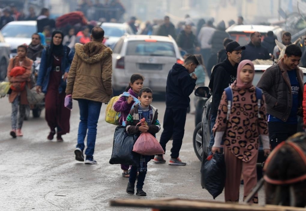 12月1日，在加沙地帶南部城市汗尤尼斯，人們?cè)谝攒娀謴?fù)軍事行動(dòng)后逃離家園。新華社發(fā)（亞西爾·庫(kù)迪攝）