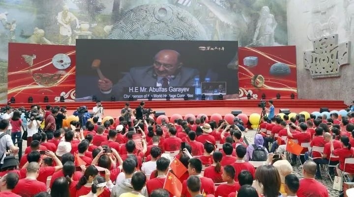 2019年7月6日，杭州市民揮舞國(guó)旗慶祝良渚古城遺址獲準(zhǔn)列入世界遺產(chǎn)名錄。記者 吳煌 倪雁強(qiáng) 攝