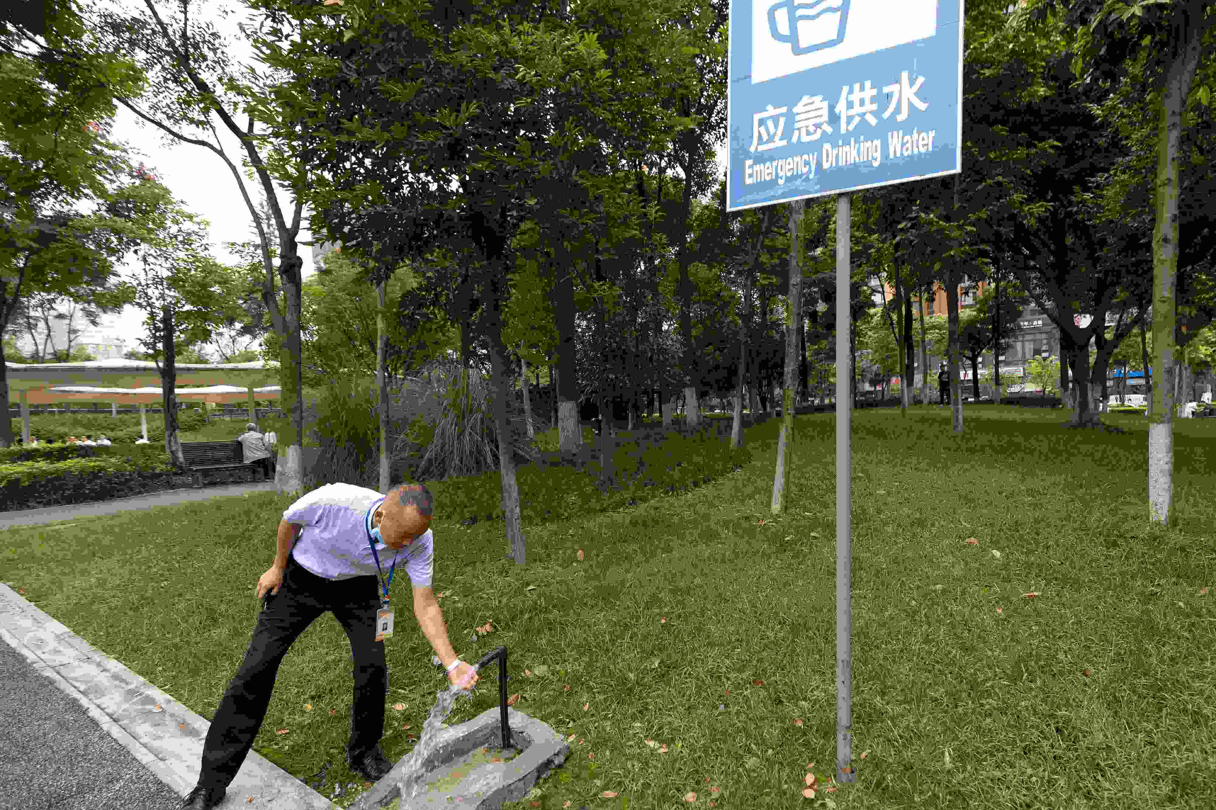 位于成都高新區(qū)天府二街與天府三街之間的大源中央公園，應(yīng)急供水設(shè)施標識醒目。