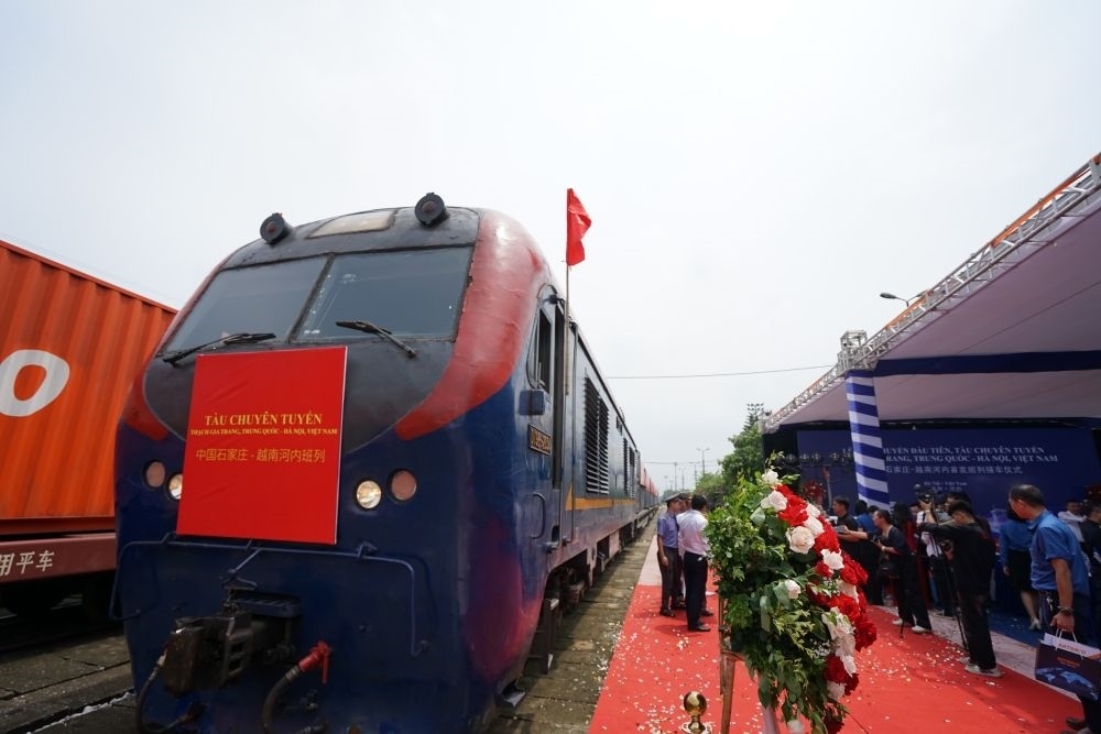 這是2023年8月2日在越南河內(nèi)安員車站拍攝的首列“燕趙號”中越班列。新華社記者 胡佳麗 攝
