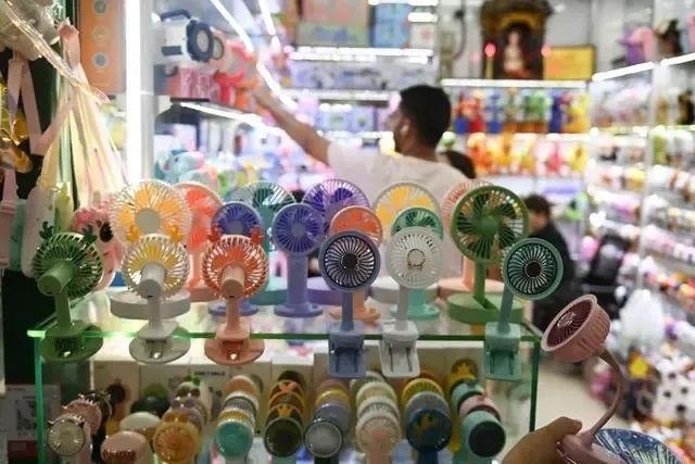 △近期，客商在浙江義烏國(guó)際商貿(mào)城采購(gòu)商品。