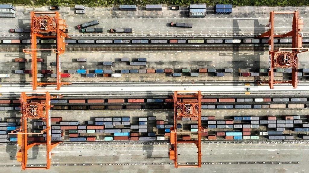△2023年11月12日，火車(chē)在廣西欽州港碼頭裝運(yùn)集裝箱。