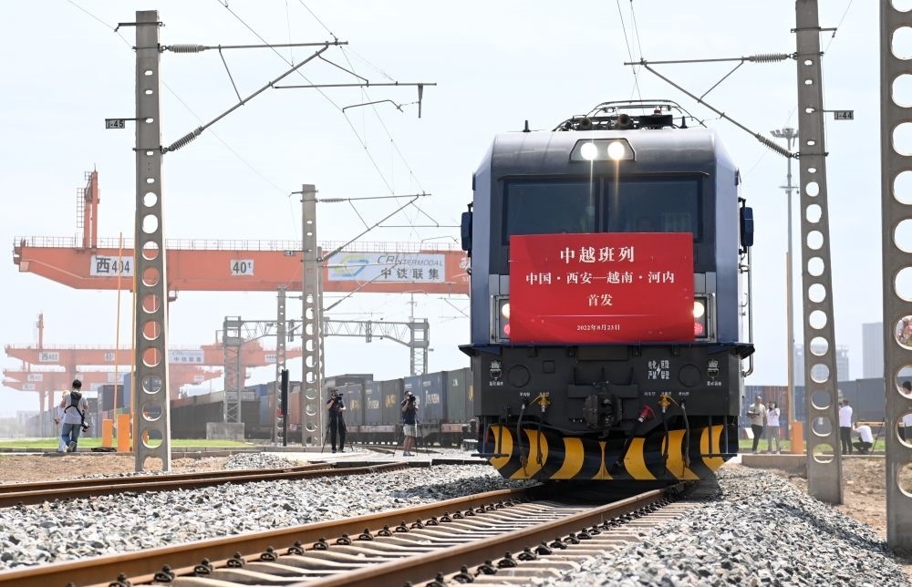 2022年8月23日，陜西首趟中越國際貨運班列由西安國際港站駛出開往越南河內(nèi)。新華社記者 李一博 攝