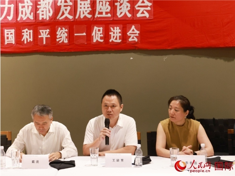 中國(guó)駐里約總領(lǐng)館副總領(lǐng)事王尉育（中）在座談會(huì)中致辭。人民網(wǎng)記者 陳海琪攝