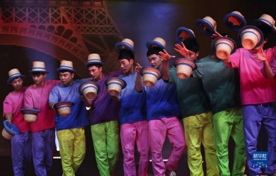 12月8日，演員在法國巴黎舉行的中國雜技“奇妙之夜”演出上表演《草帽》。新華社記者 高靜 攝