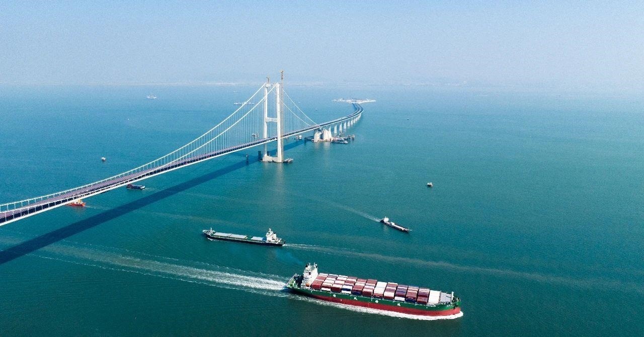 △2023年11月28日，國家重大工程深中通道海底沉管隧道貫通。