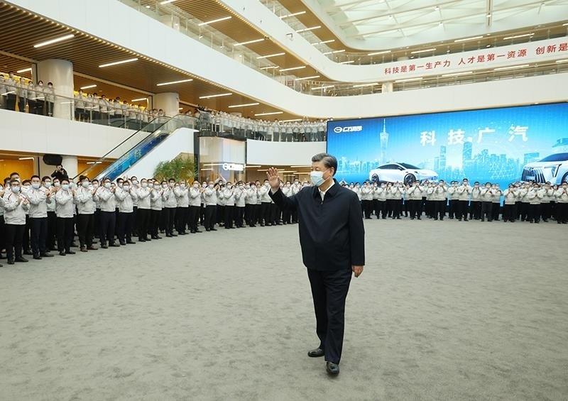 △2023年4月12日，習近平總書記在廣東廣汽研究院向職工們揮手致意。