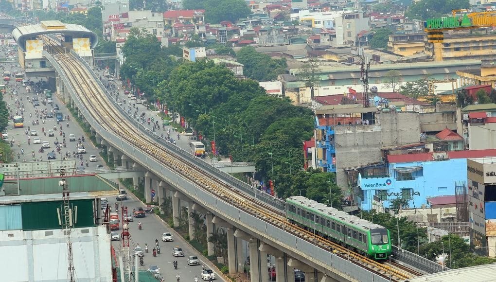2021年11月6日，列車在越南首都河內(nèi)吉靈-河?xùn)|輕軌線上行駛。中企承建的越南首條城市輕軌項(xiàng)目交接儀式當(dāng)日在河內(nèi)舉行，標(biāo)志著該項(xiàng)目投入運(yùn)行。新華社/越通社