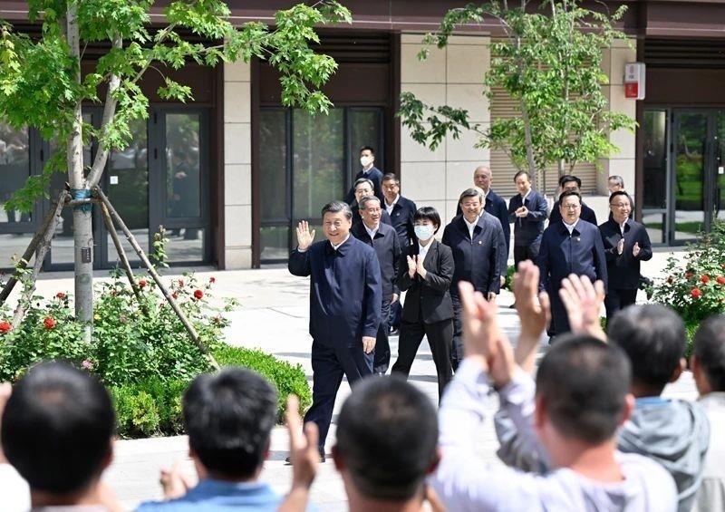 △2023年5月10日，習近平總書記在河北雄安新區(qū)容東片區(qū)南文營社區(qū)考察。