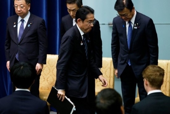  11月2日，在日本東京首相官邸，日本首相岸田文雄在新聞發(fā)布會后離開會場。新華社發(fā)（Pool圖片，太田潔攝）