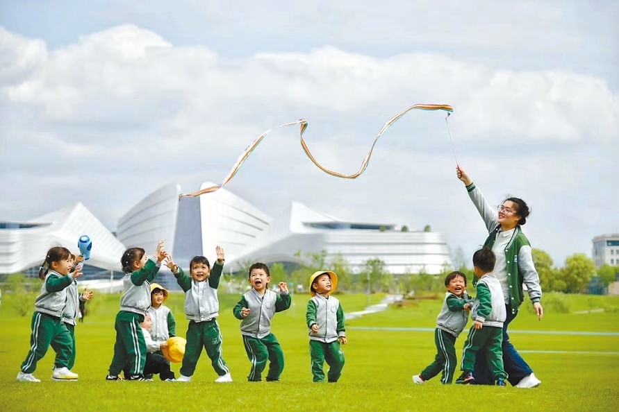  童心飛揚 在浙江衢州市智慧新城草坪公園，一名幼兒園老師揮舞彩帶，與孩子們一起玩耍。衢州市柯城區(qū)將兒童友好理念融入城區(qū)整體規(guī)劃，努力為兒童成長創(chuàng)造更好的發(fā)展環(huán)境，提升兒童和家庭的獲得感、幸福感、安全感。 衢州市柯城區(qū)某幼兒園哥倫比亞籍教師 莉莉安娜·雷斯特雷波·埃斯皮諾薩攝 “我和家人都很喜歡在衢州生活，這是一座兒童友好城市，有很多兒童營地和戶外活動場所。我看到孩子們在幼兒園、戶外非?？鞓返赝嫠?，便用相機記錄下這美好時刻?！? /></p> <p style=