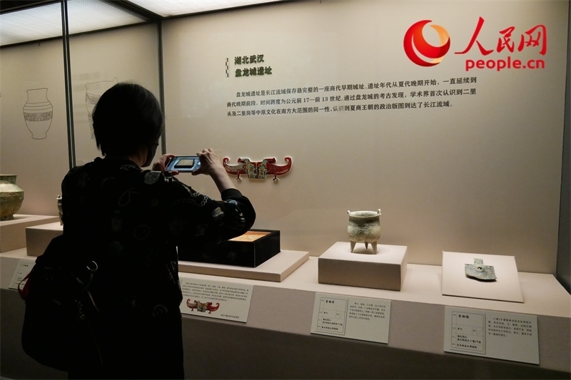 今年9月，觀眾正在參觀“鑒往知遠——新時代考古成果展”。人民網(wǎng)記者 韋衍行攝