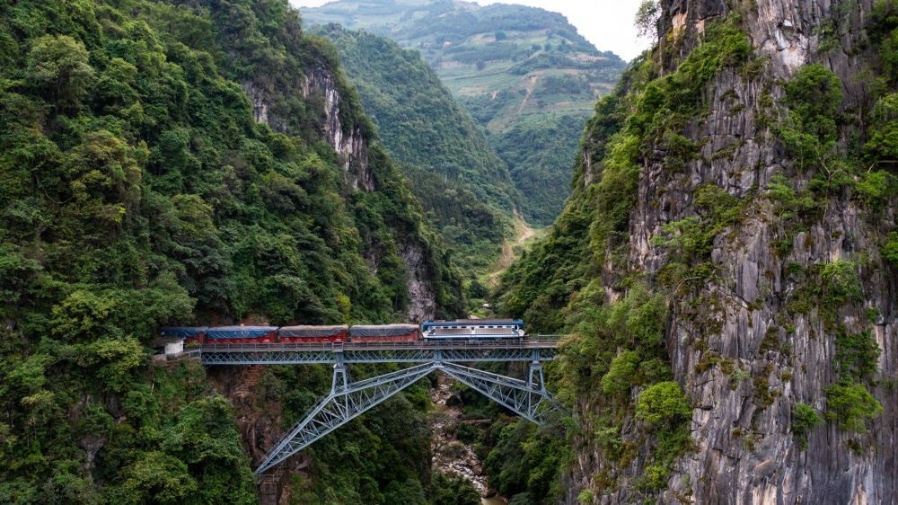2023年6月20日，一列火車駛過人字橋。