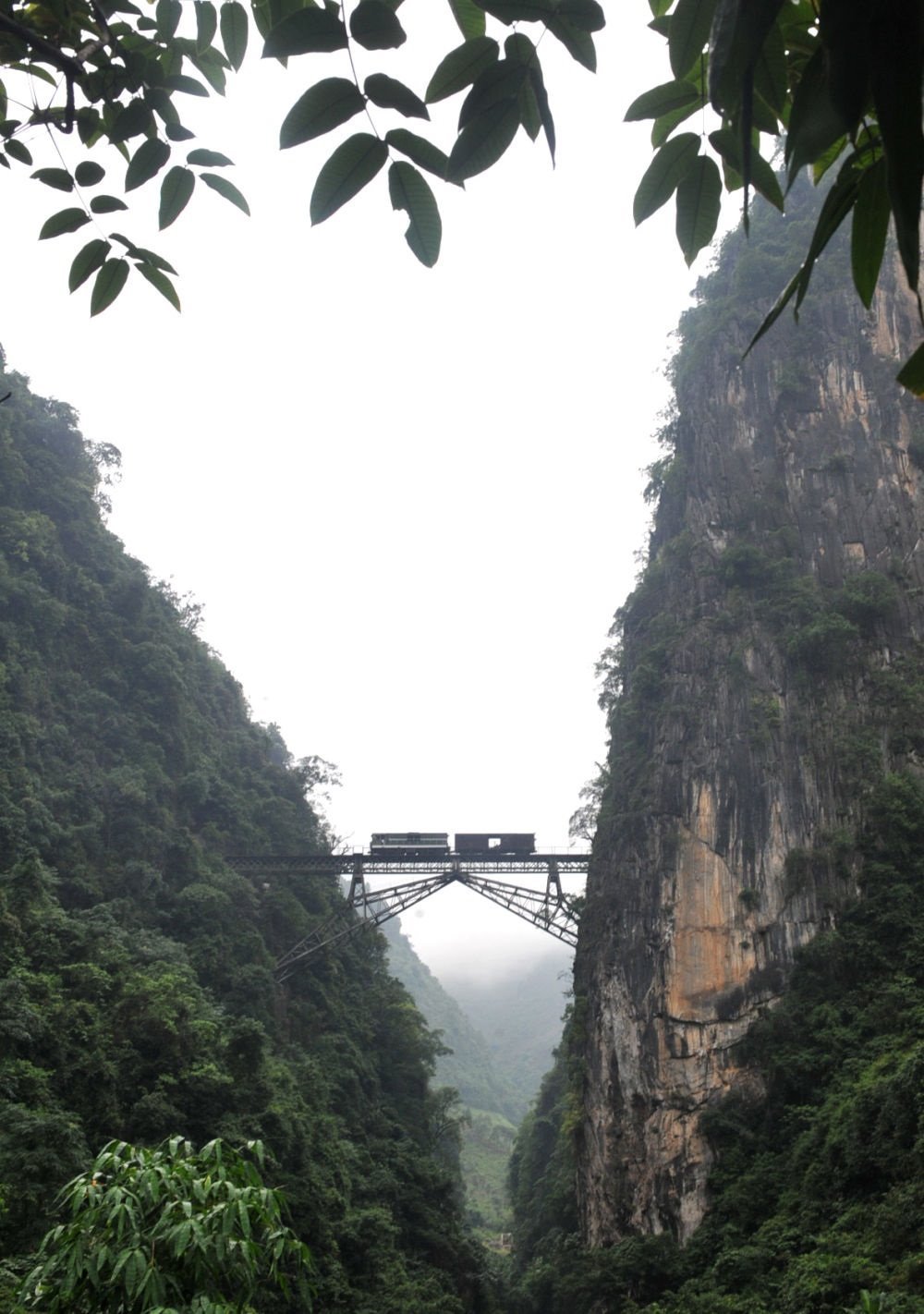 2009年6月1日，一列小火車從人字橋上通過。