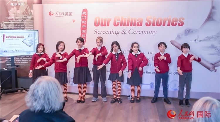 肯辛頓韋德預(yù)備學(xué)校小學(xué)生表演。人民網(wǎng) 郭錦標(biāo)攝
