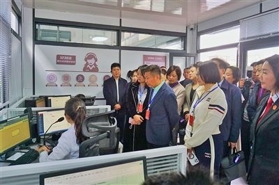  在昆明中院訴前調(diào)解工作室內(nèi)，代表們觀摩法官線上調(diào)解。