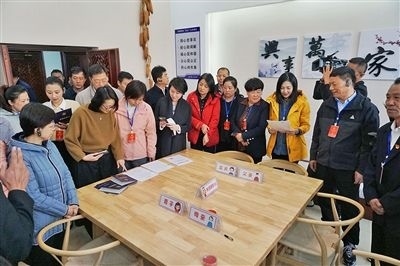  在劍川法院家事調(diào)解室內(nèi)，該院制作的《離婚證明書(shū)》引起了代表們的關(guān)注。