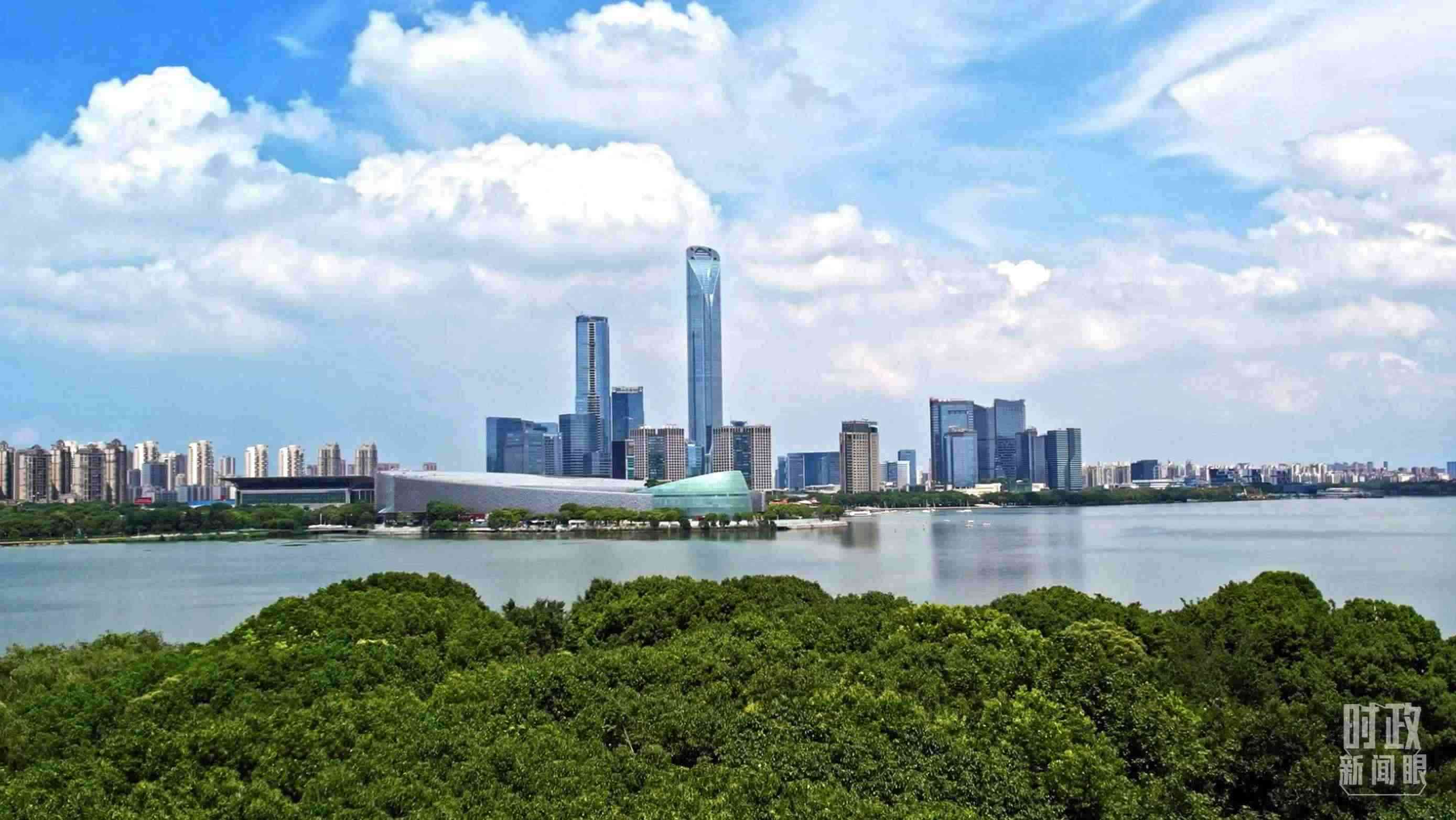 △金雞湖畔的蘇州工業(yè)園區(qū)。（總臺(tái)央視記者范凱拍攝）