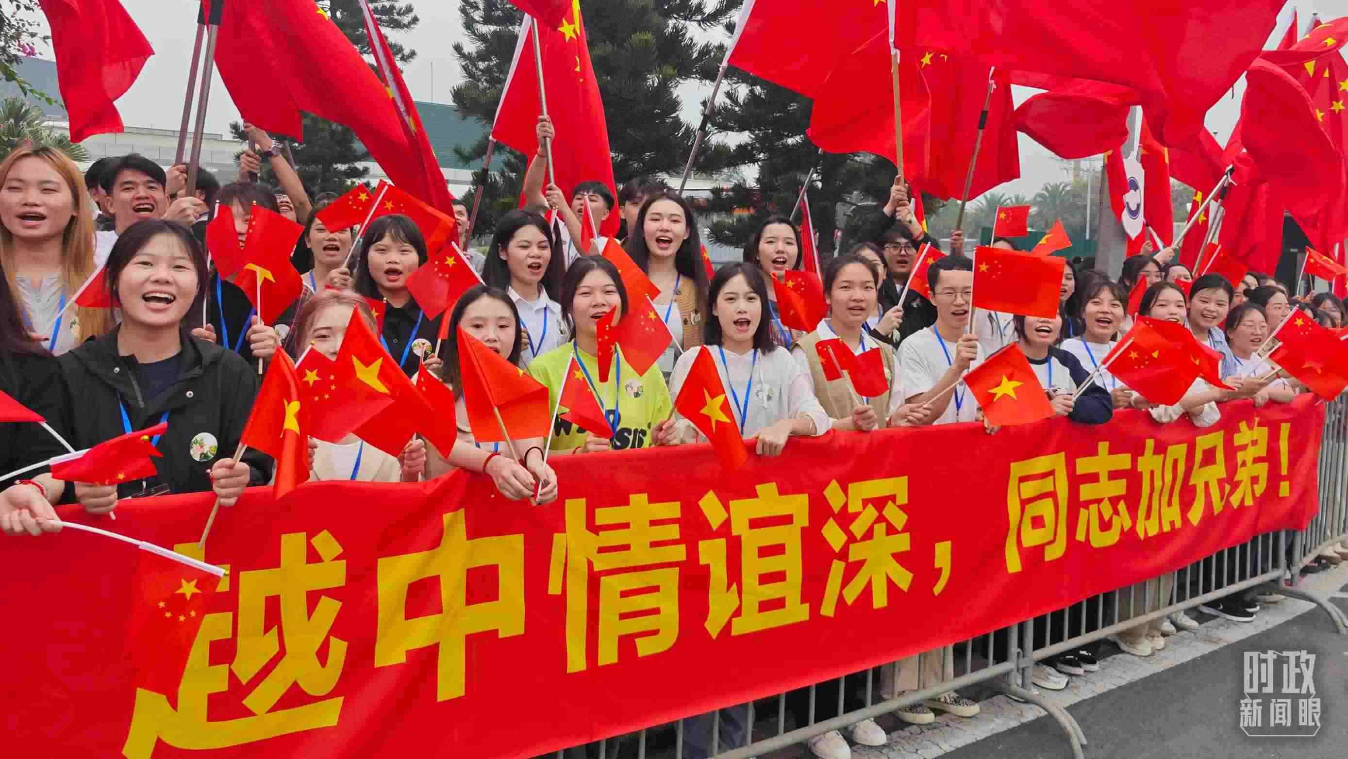△習(xí)近平乘車從機(jī)場(chǎng)赴下榻飯店途中，許多人自發(fā)聚集在道路兩旁，揮舞兩國(guó)旗幟，表達(dá)熱烈歡迎。（總臺(tái)央視記者耿小龍拍攝）