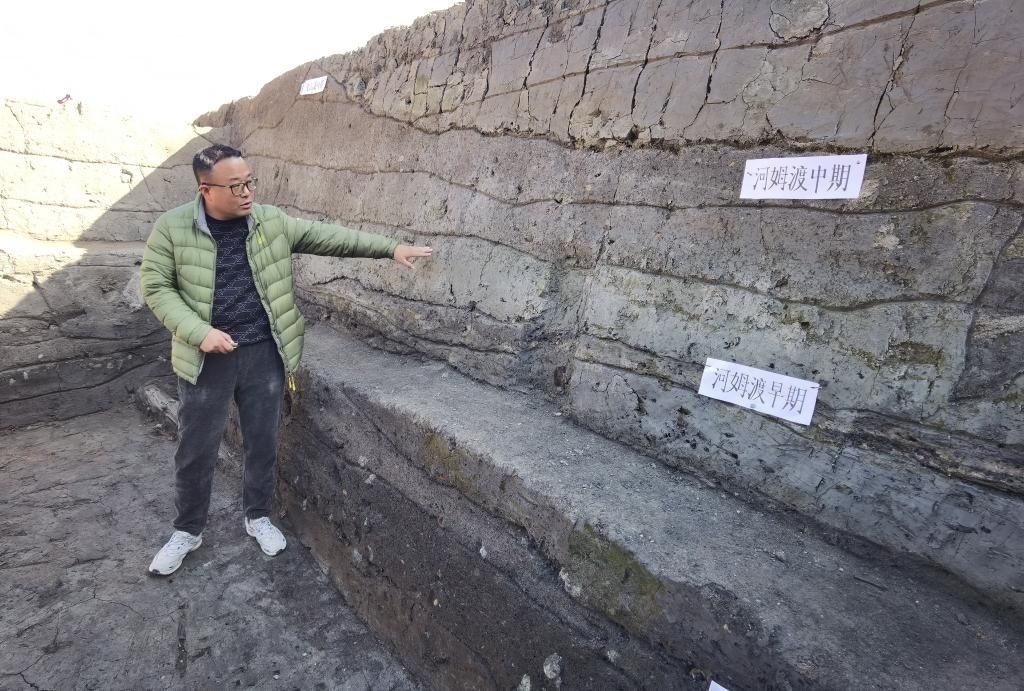 12月14日，汶溪遺址發(fā)掘項(xiàng)目現(xiàn)場(chǎng)負(fù)責(zé)人雷少介紹遺址整體情況。新華社記者顧小立 攝