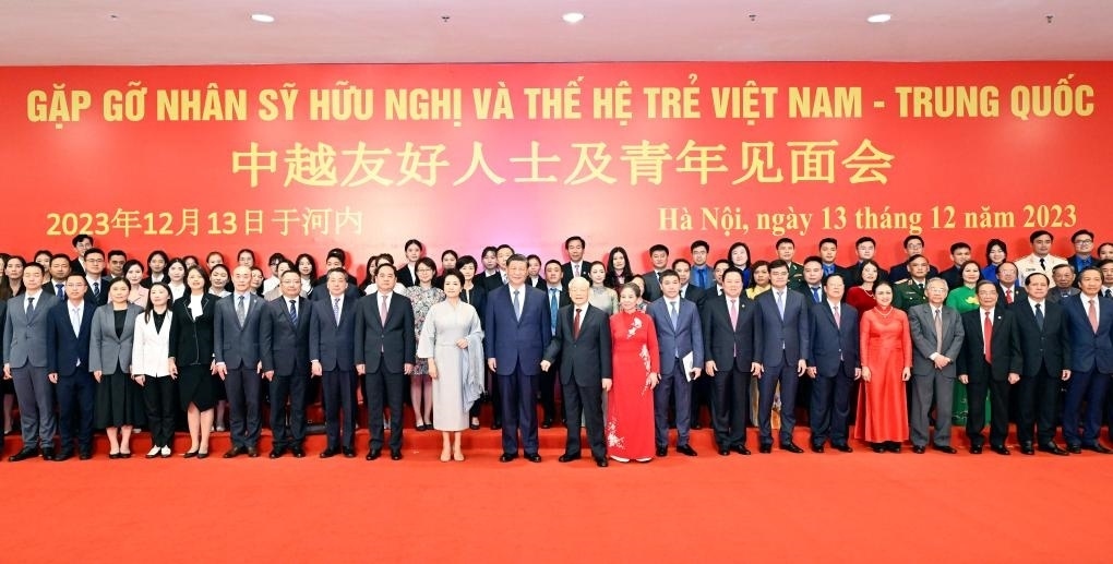 這是習(xí)近平夫婦和阮富仲夫婦同中越兩國青年和友好人士代表親切合影。
