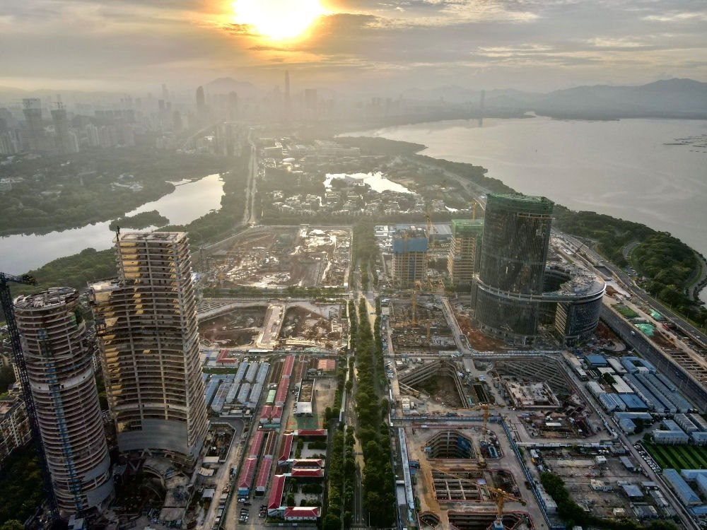 位于深圳市南山區(qū)的深圳灣超級(jí)總部基地建設(shè)現(xiàn)場(chǎng)（無(wú)人機(jī)照片，2023年8月26日攝）。新華社記者 周科 攝