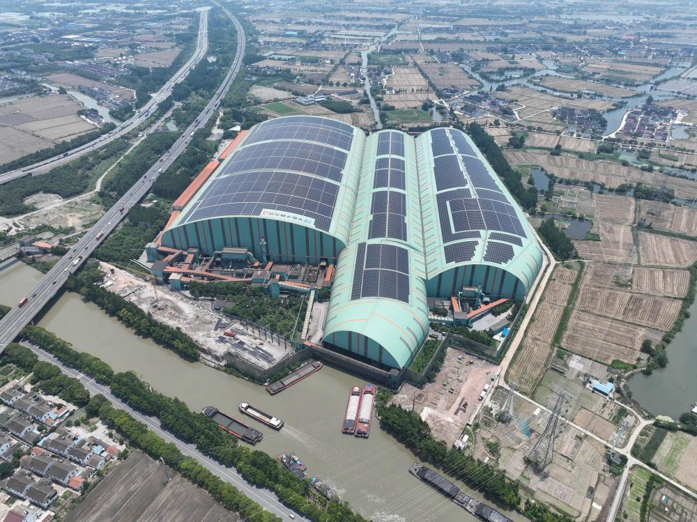 這是江蘇蘇州市常熟市龍騰特種鋼有限公司碼頭料場(chǎng)屋頂光伏（無(wú)人機(jī)照片，2023年6月9日攝）。新華社記者 季春鵬 攝