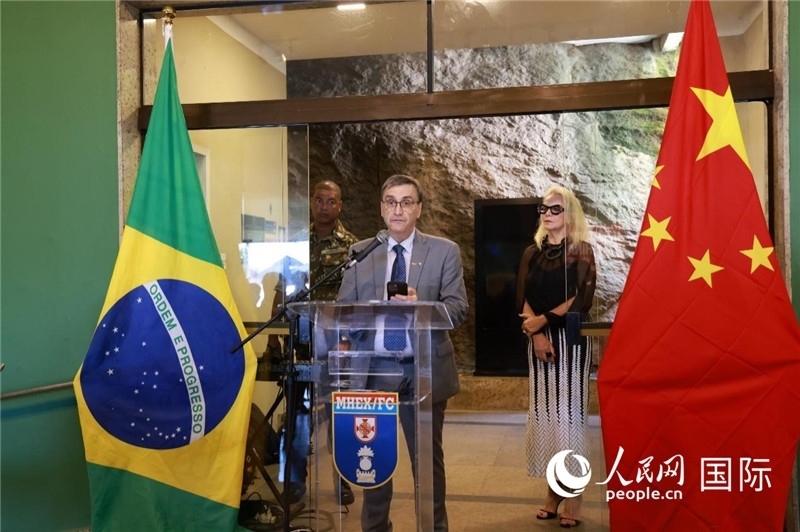 巴西攝影聯(lián)合會主席卡洛斯·甘達拉在攝影展開幕式上致辭。 人民網(wǎng)記者 陳海琪攝