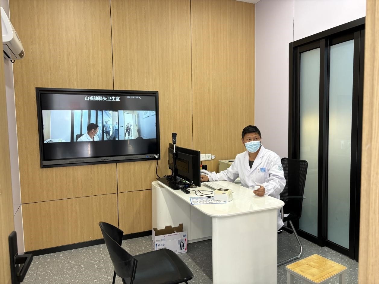 　　村里的值班醫(yī)生在線上連接三甲醫(yī)院的醫(yī)生對患者進行會診。