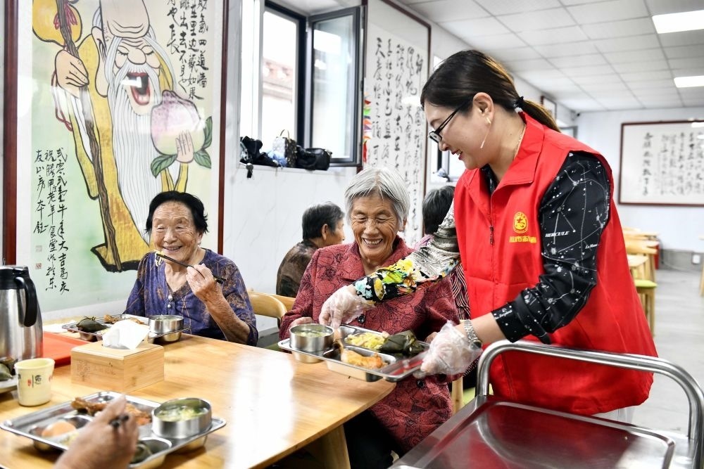 在山東省乳山市城區(qū)街道騰甲莊村幸福食堂，志愿者為老人們配送午餐（2023年6月24日攝）。新華社記者 郭緒雷 攝
