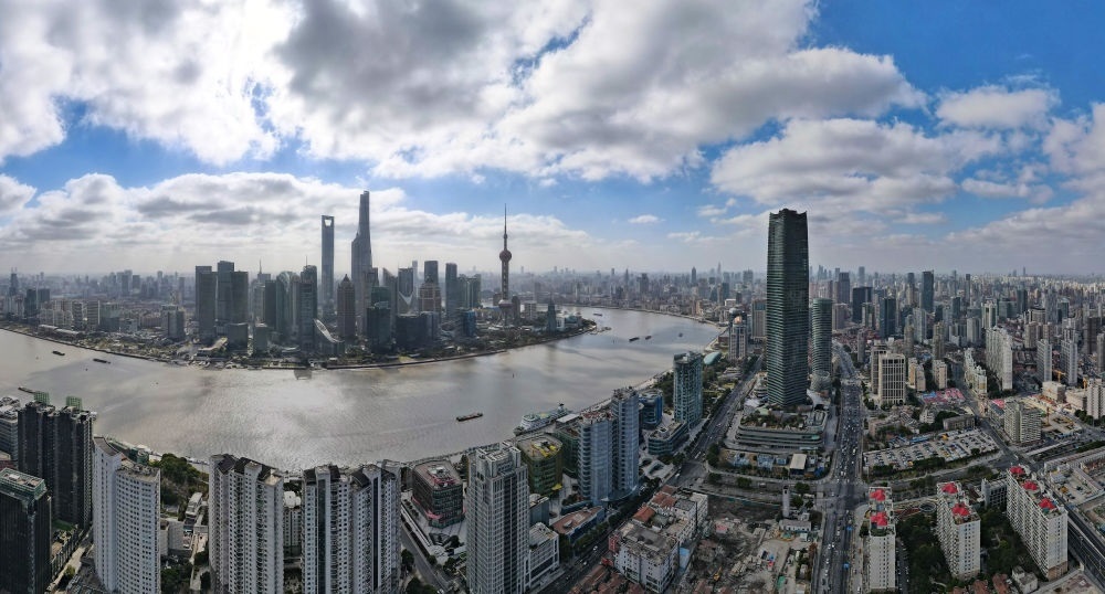 從上海虹口區(qū)北外灘空中俯瞰中國（上海）自由貿(mào)易試驗(yàn)區(qū)陸家嘴片區(qū)（2023年1月10日攝，無人機(jī)全景照片）。新華社記者 方喆 攝