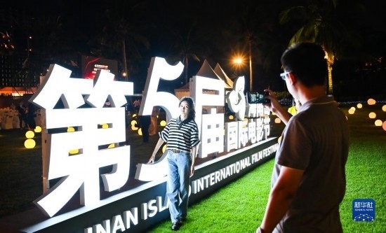 12月16日，觀(guān)眾在第五屆海南島國(guó)際電影節(jié)開(kāi)幕式現(xiàn)場(chǎng)拍照留念。