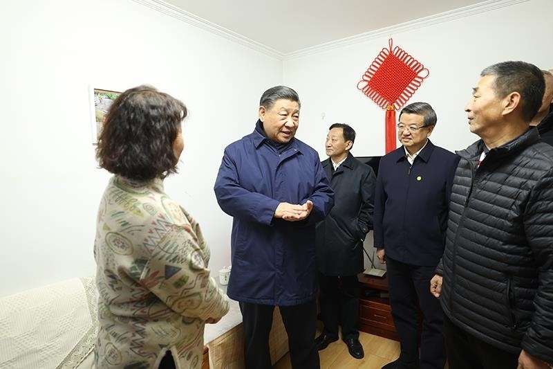 △2023年11月10日下午，習(xí)近平總書記在河北涿州市雙塔街道永濟(jì)秀園小區(qū)居民董彩英家看望慰問(wèn)。