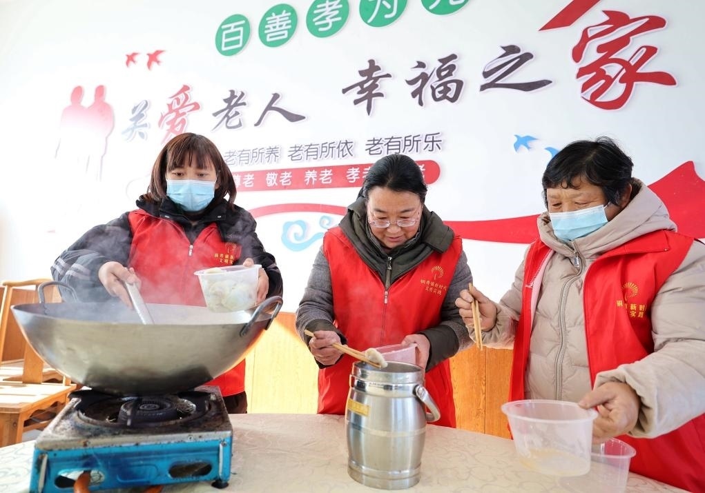 12月17日，在山東省臨沂市沂南縣銅井鎮(zhèn)杜山社區(qū)孝善食堂，志愿者們在為社區(qū)內(nèi)獨(dú)居和行動(dòng)不便的老人煮水餃。 新華社發(fā)（王彥冰 攝）