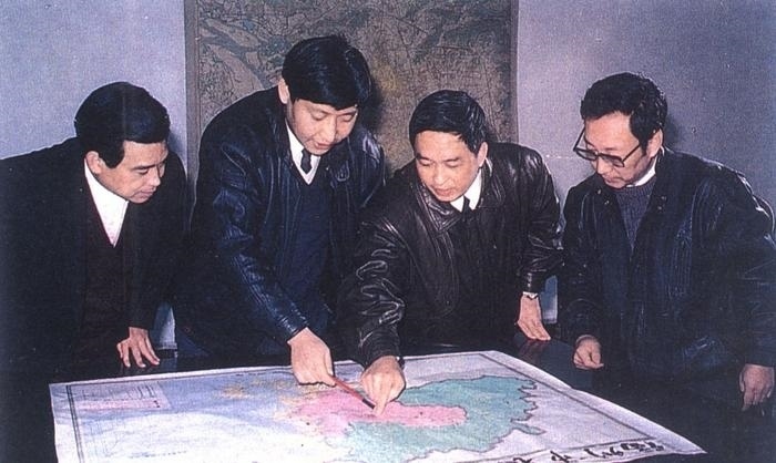 1991年12月，習(xí)近平與同事討論福州市戰(zhàn)略規(guī)劃設(shè)想。