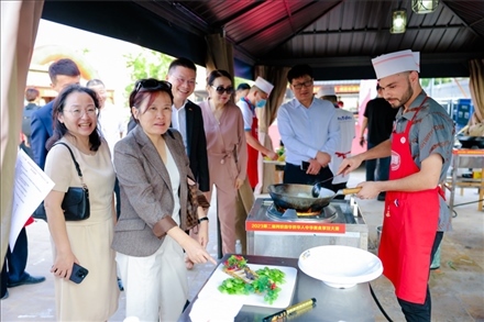 嘉賓現(xiàn)場觀摩。阿聯(lián)酋上海總商會暨同鄉(xiāng)會供圖