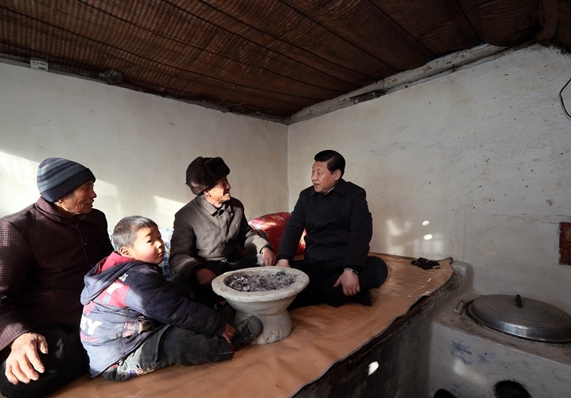 2012年12月30日，習(xí)近平在河北省阜平縣龍泉關(guān)鎮(zhèn)駱駝灣村看望唐榮斌老人一家。