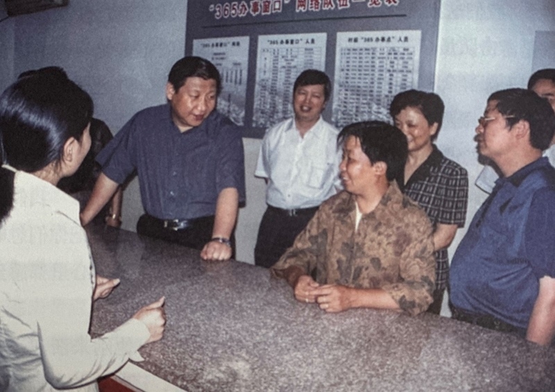 2003年6月，習(xí)近平在浙江金華市磐安縣新渥鎮(zhèn)“365辦事窗口”調(diào)研。