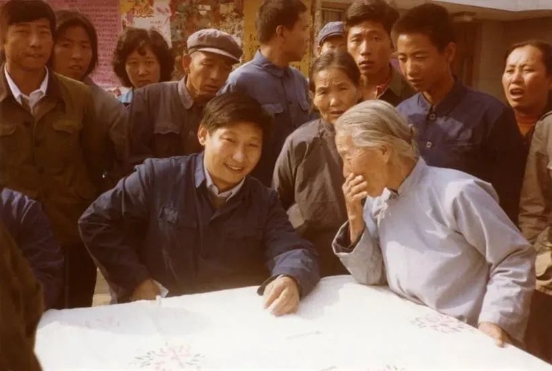 1983年，時任河北正定縣委書記的習(xí)近平，臨時在大街上擺桌子聽取老百姓意見。
