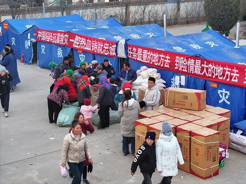 草灘村安置點外。賀勇攝。