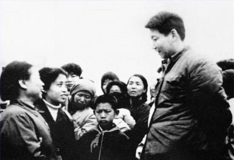 1983年，時(shí)任中共正定縣委書記的習(xí)近平同趙村群眾交談。