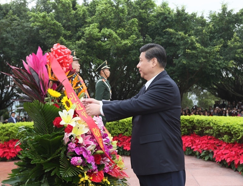 2012年12月8日，習(xí)近平在深圳蓮花山公園向鄧小平銅像敬獻(xiàn)花籃。