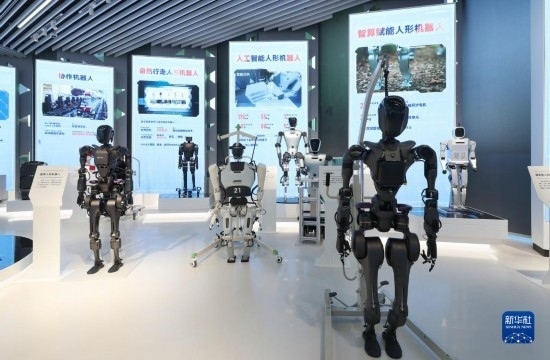 這是2023年11月29日在上海科技創(chuàng)新成果展上拍攝的機(jī)器人展品。 新華社記者 方喆 攝